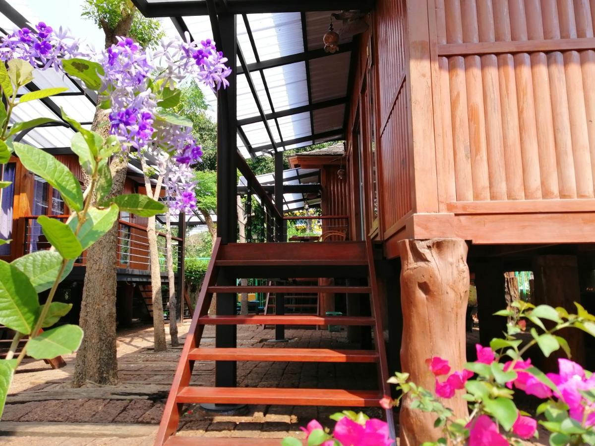Wood House Pattaya Hotel Kültér fotó