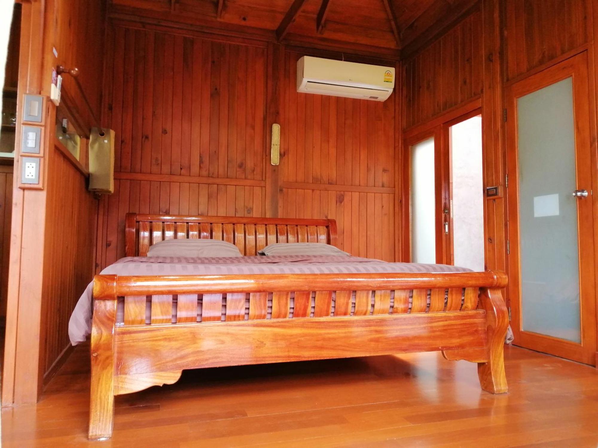 Wood House Pattaya Hotel Kültér fotó