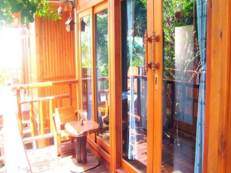 Wood House Pattaya Hotel Kültér fotó